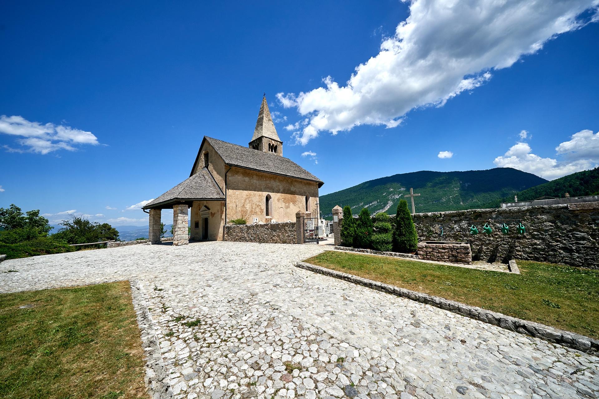 Chiesa_San_Tommaso_Cavedago_Estate_Fototeca_Trentino_Sviluppo_SPA_2021_ph._Paolo_Bisti_2.jpg